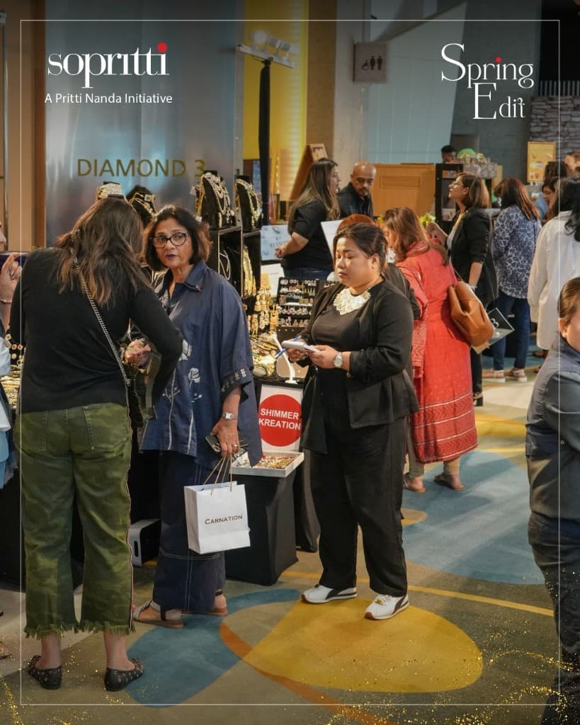 Women browsing jewellery and accessories at a Sopritti exhibition hall